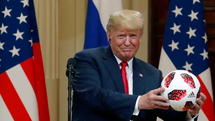 Тръмп получи подарък от Путин футболна топка, която ще даде на сина си. 
