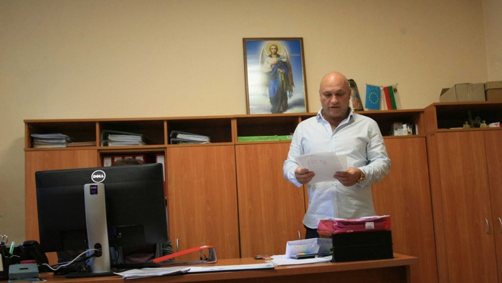 Д-р Иванчев влезе в кабинета си, който е зает незаконно. 
